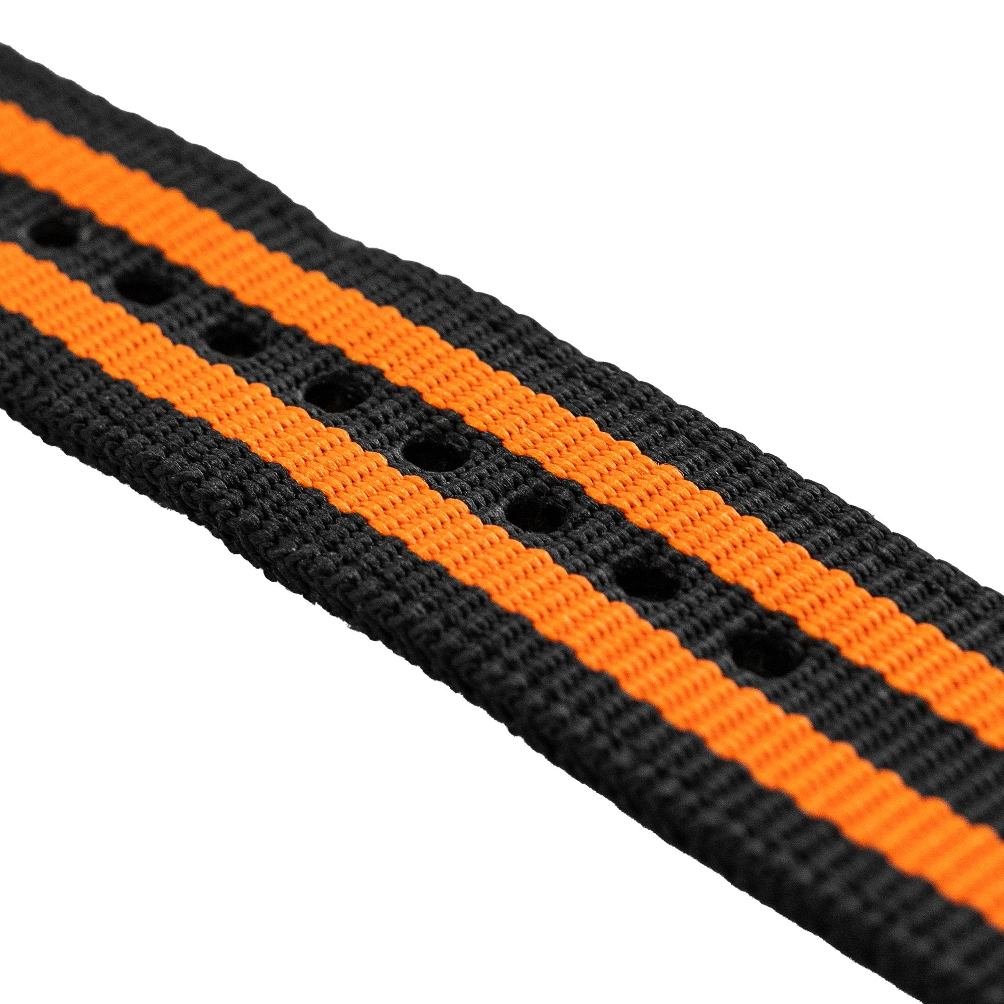 Nahaufnahme eines schwarz-orange gestreiften Uhrenarmbands. Das Armband hat Löcher zur Anpassung und befindet sich vor weißem Hintergrund.