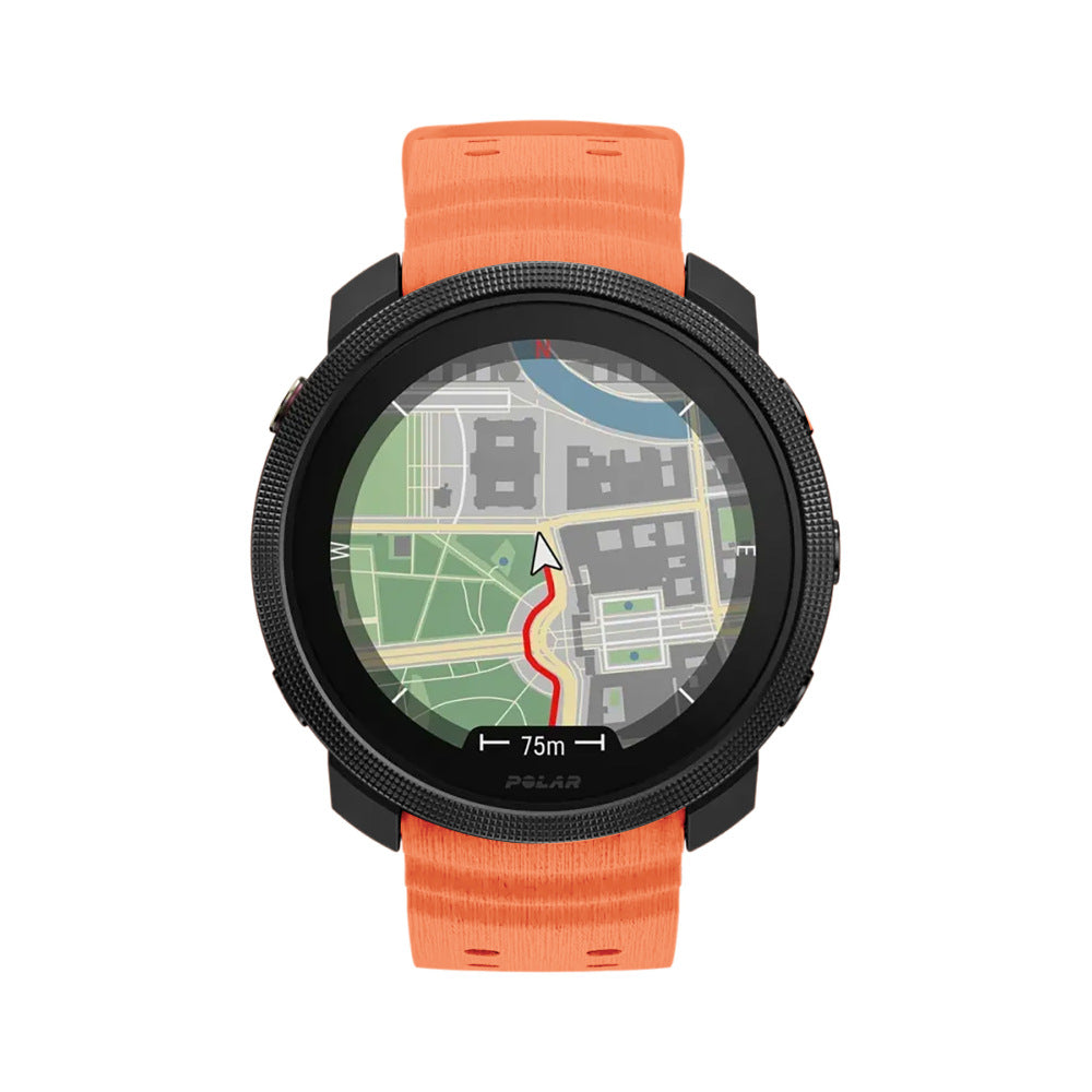 Eine Polar-Uhr mit Kartenanzeige. Sie hat ein orangefarbenes Armband. Der Bildschirm zeigt eine Route mit roter Linie und Pfeil.