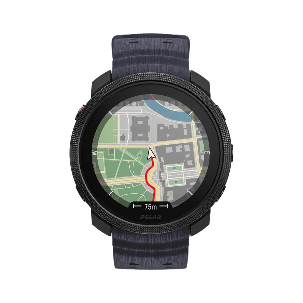 Eine schwarze Polar Smartwatch zeigt eine Karte mit einer roten Route. Ein blaues Armband ist angebracht. Die Uhr zeigt 75m Entfernung.