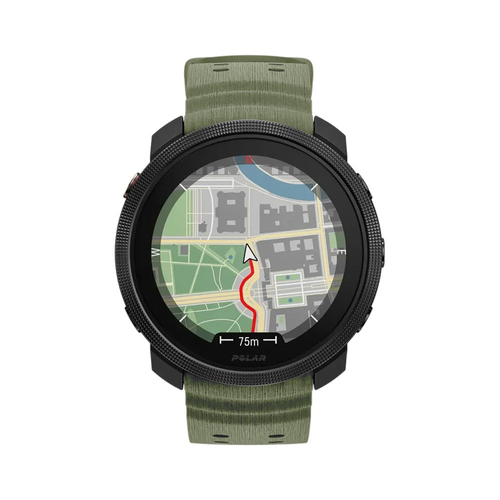 Eine schwarze Smartwatch mit olivgrünem Armband zeigt eine Karte mit roter Route, Gebäuden und Richtungspfeil.