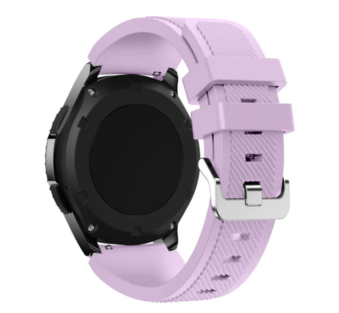 Schwarze Smartwatch mit hellviolettem Armband. Das Armband hat eine Metallschnalle. Die Uhr steht vor weißem Hintergrund.