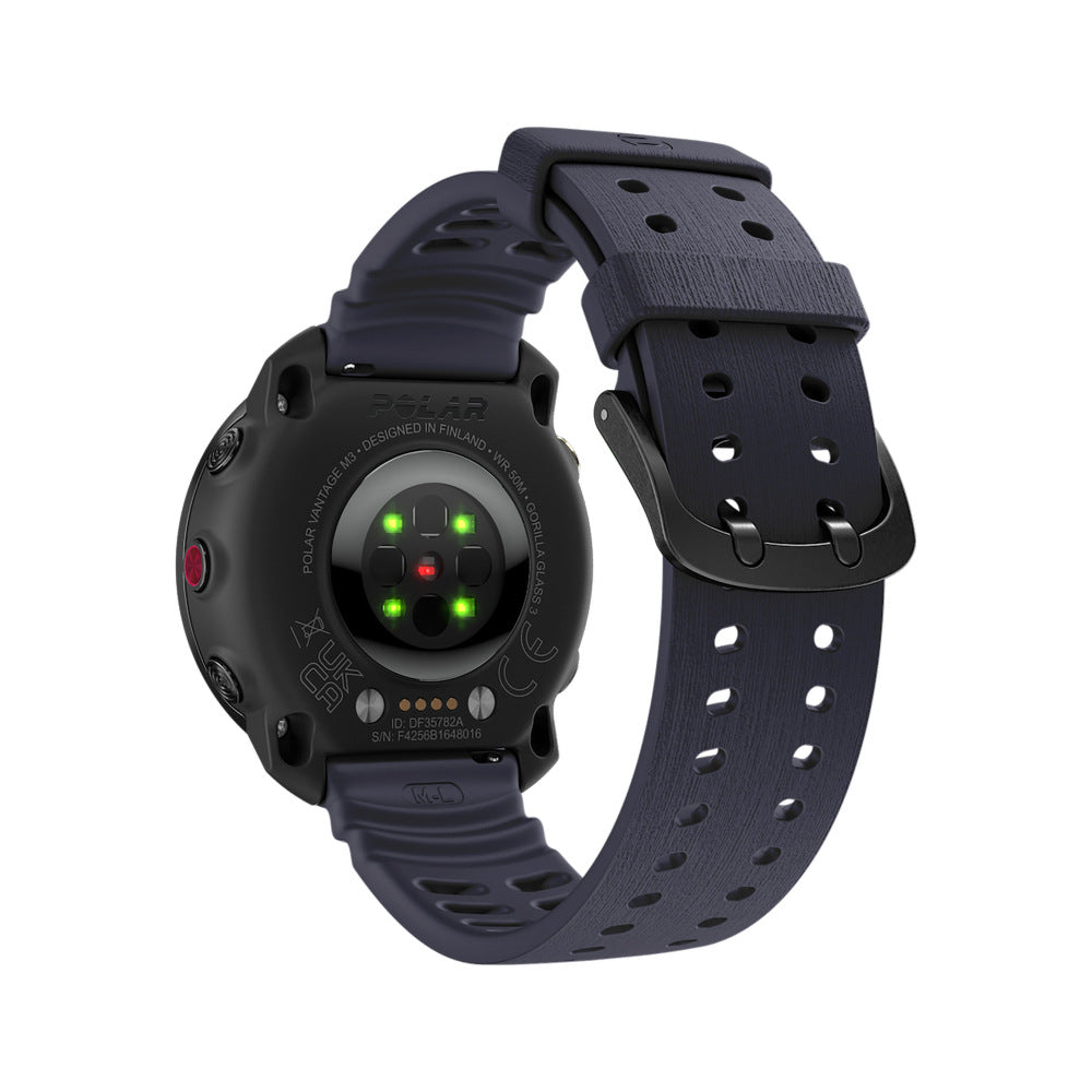 Schwarze Polar Vantage M3 Smartwatch. Blaues Armband, schwarze Schnalle. Rückseite zeigt Sensoren und Text: Designed in Finland.