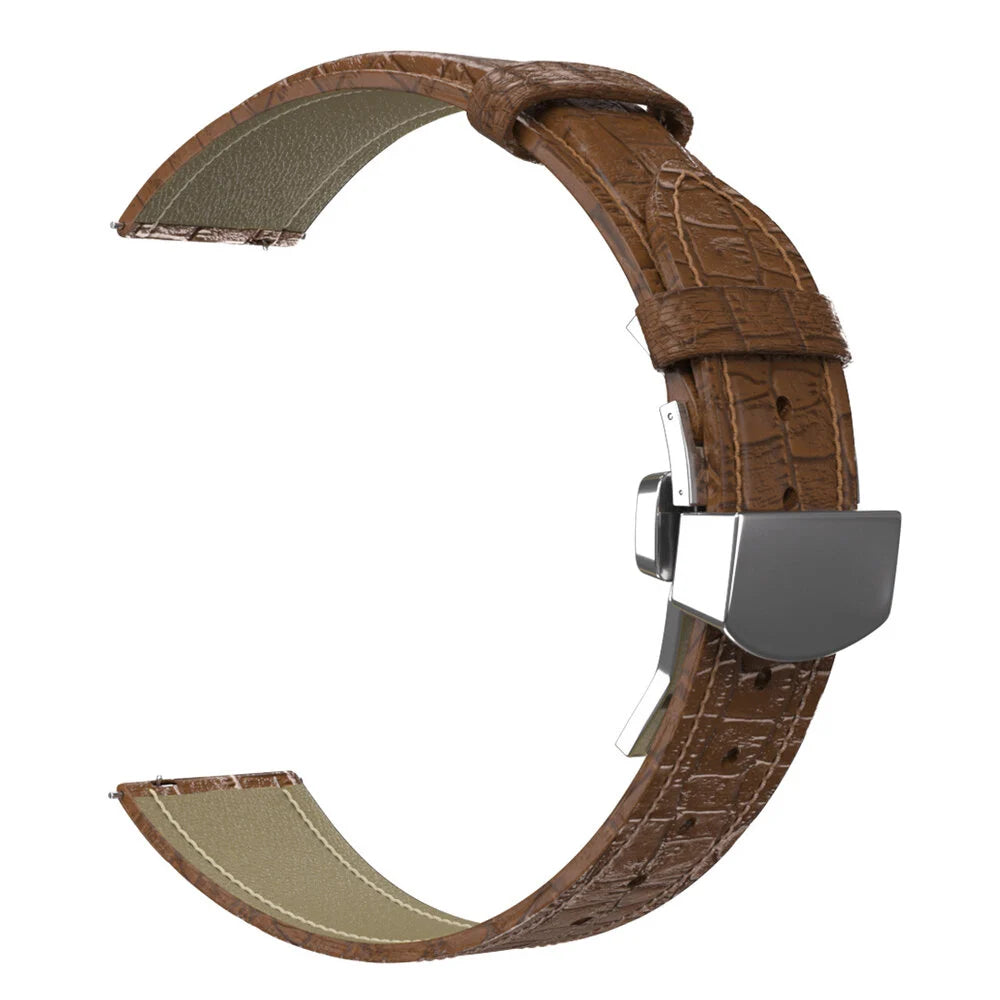 Ein braunes Leder-Uhrenarmband mit Metallverschluss vor weißem Hintergrund. Das Armband hat Krokodil-Textur.