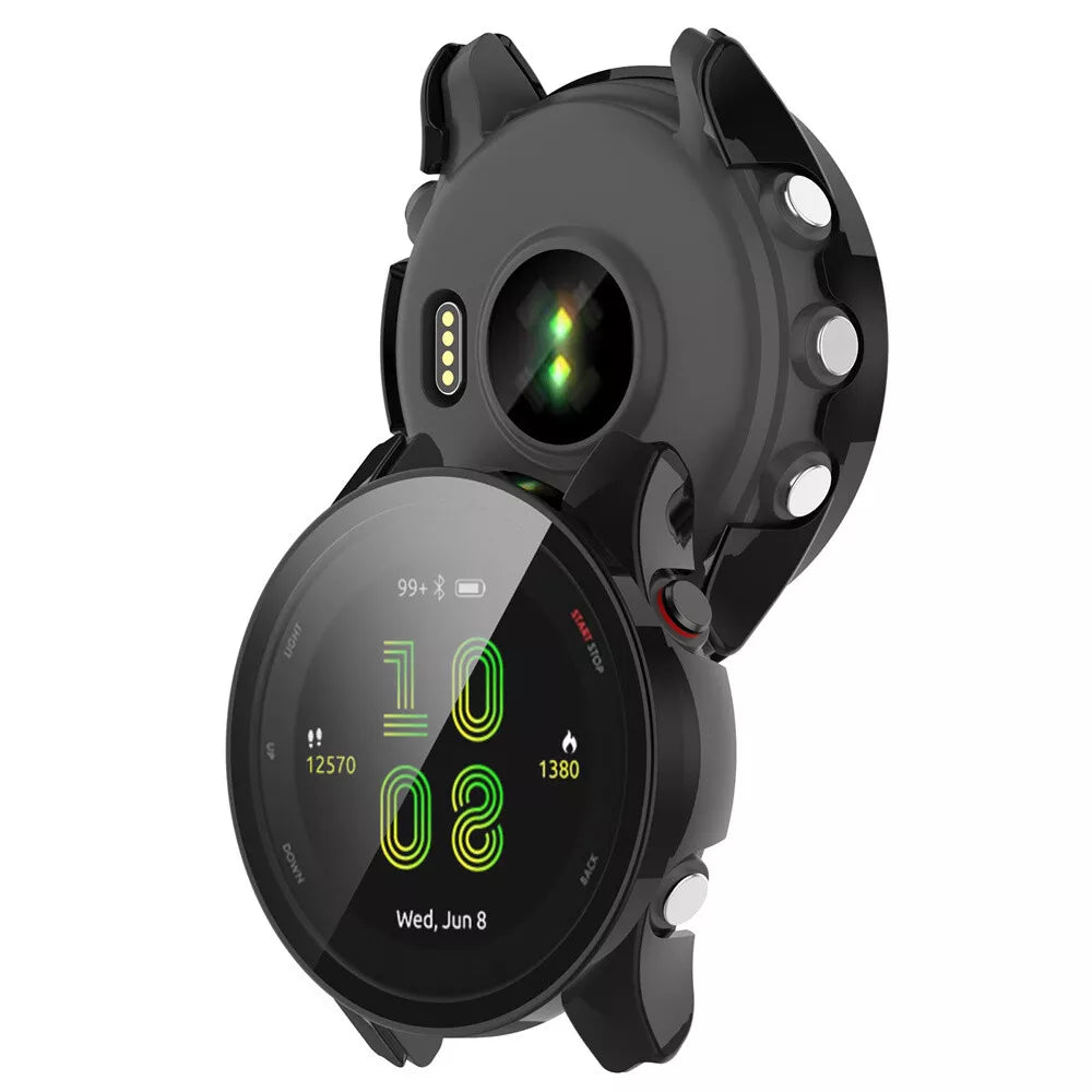 Eine schwarze Smartwatch mit digitaler Anzeige von Zeit, Schritten und Akkulaufzeit. Die Uhr befindet sich in einer Schutzhülle.