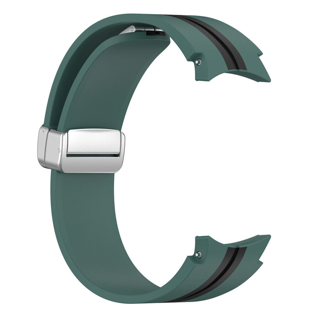 Ein grünes Uhrenarmband mit silberner Schließe. Schwarze Streifen an den Enden. Das Armband ist gebogen. Weißer Hintergrund.