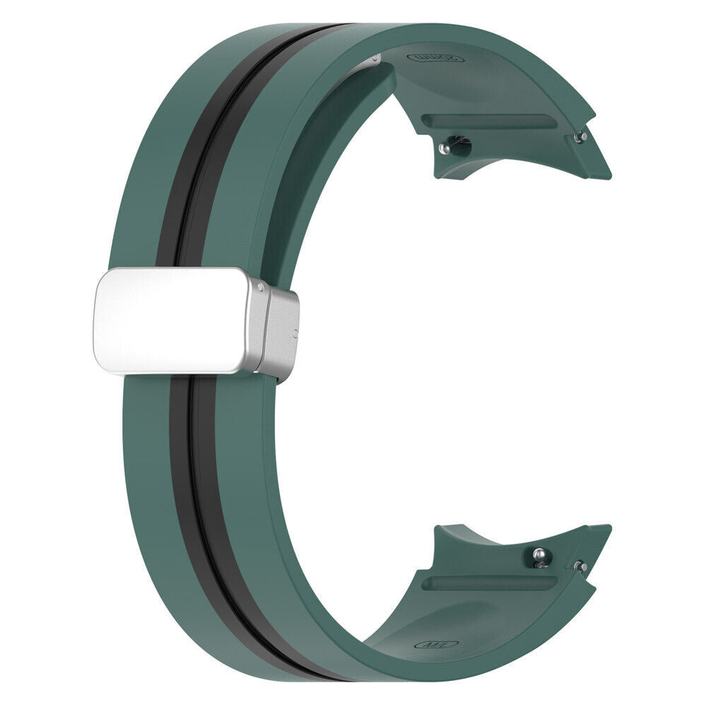 Grünes Uhrenarmband mit schwarzem Streifen, silberner Schließe und weißem Hintergrund.