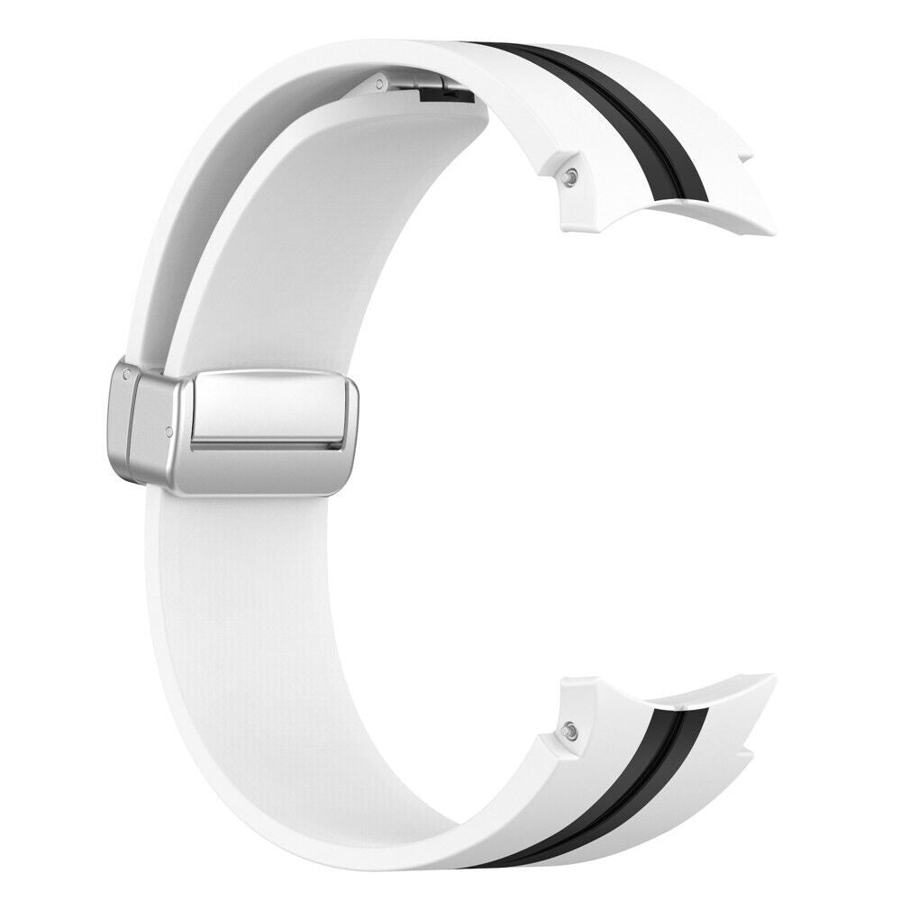 Weißes Uhrenarmband mit schwarzen Streifen. Verfügt über eine silberne Schnalle. Das Band ist gebogen, der Hintergrund ist weiß.