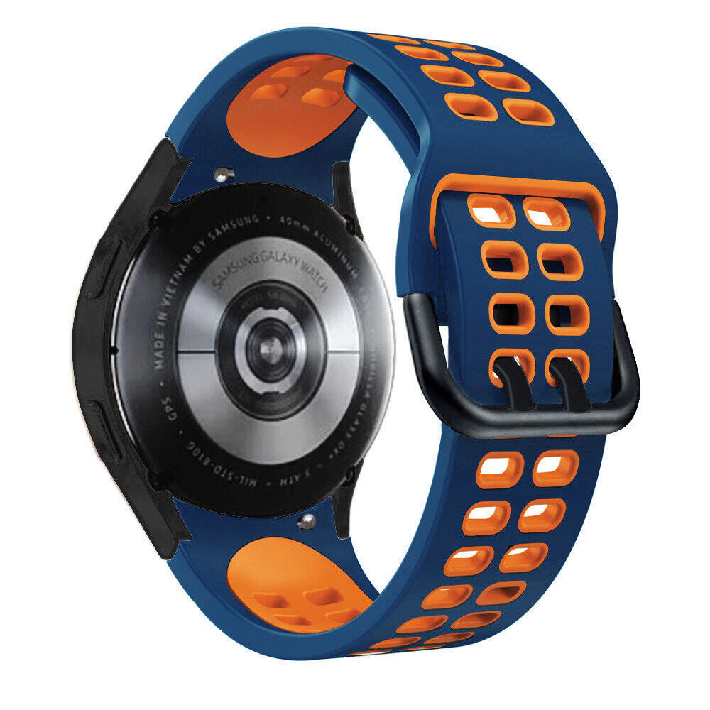 Eine Samsung Galaxy Watch mit blauem und orangefarbenem Armband. Die Uhr ist schwarz und hat Text, mit silberner Rückseite.