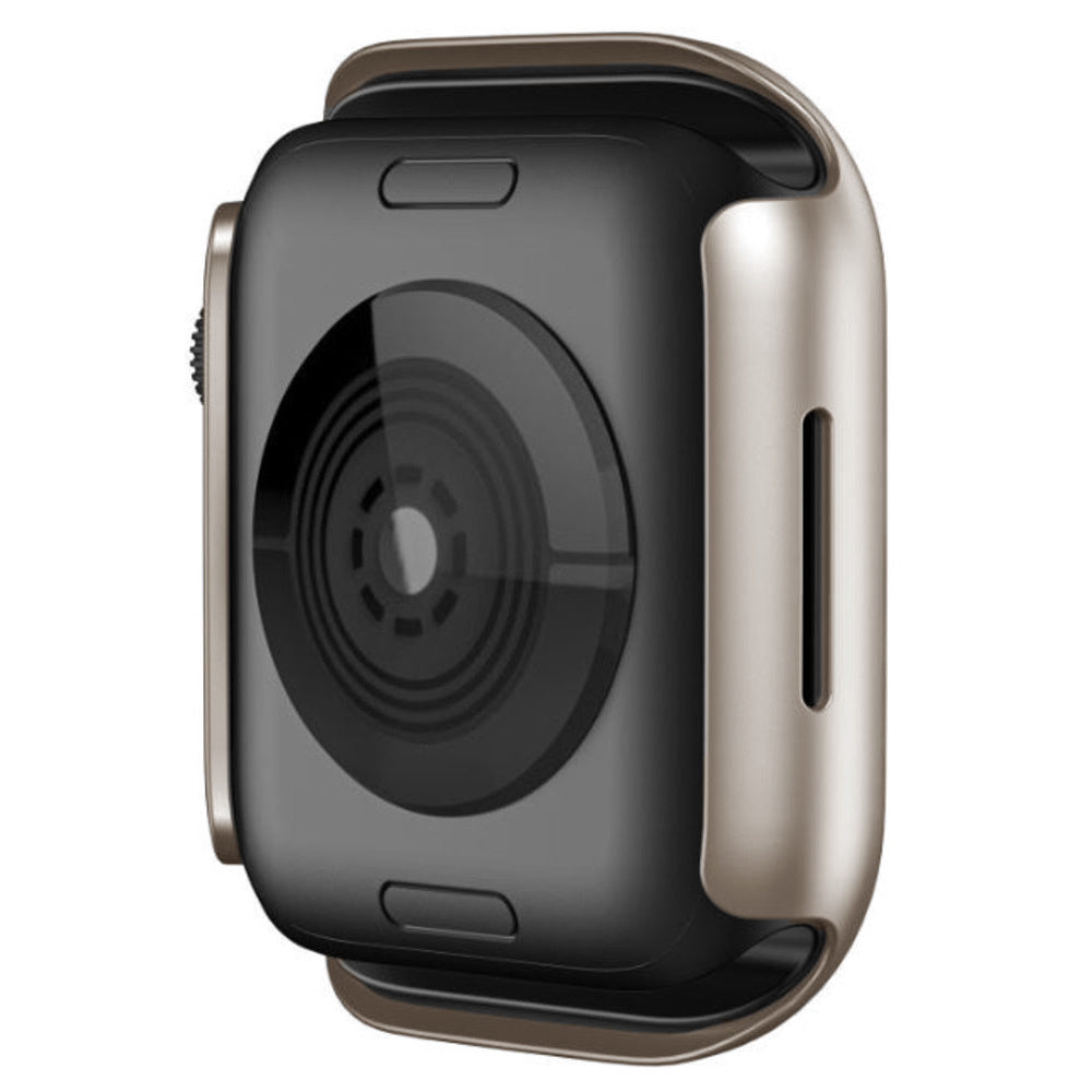 Nahaufnahme der Rückseite einer Smartwatch. Sie hat ein schwarzes Zifferblatt, einen kreisförmigen Sensor und einen goldfarbenen Rahmen.