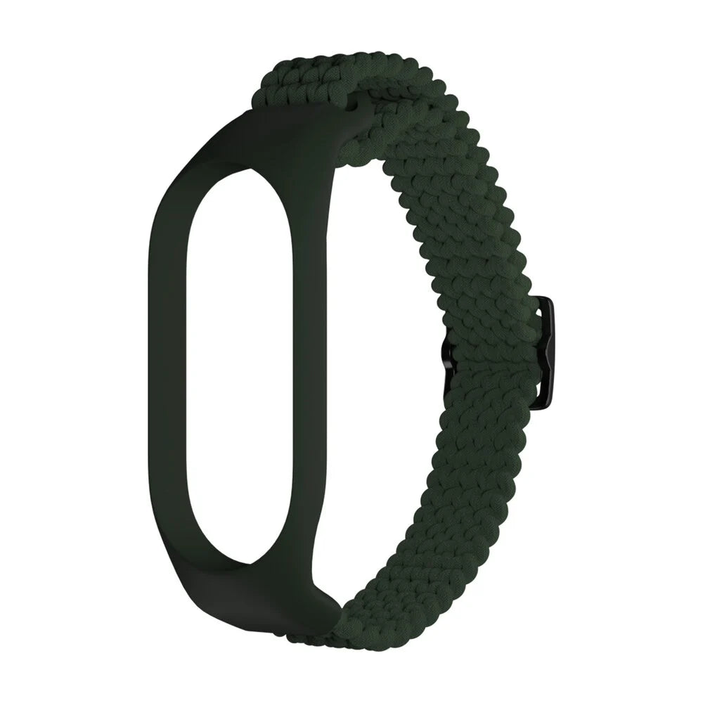 Dunkelgrünes Smartwatch-Armband. Das Band hat ein geflochtenes Design auf der rechten Seite und einen glatten, dunkelgrünen Rahmen auf der linken Seite.