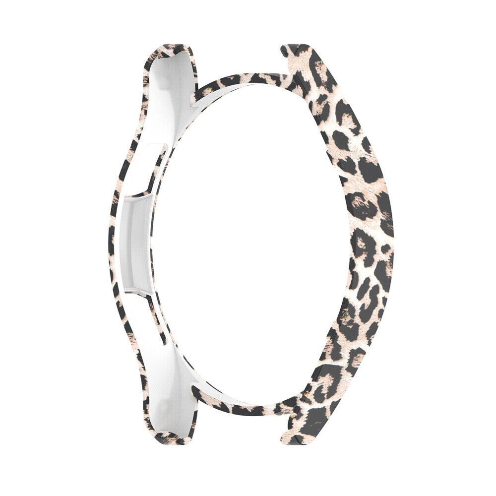 Leopard-Print-Uhrengehäuse auf weißem Hintergrund. Das Gehäuse ist in der Mitte offen.