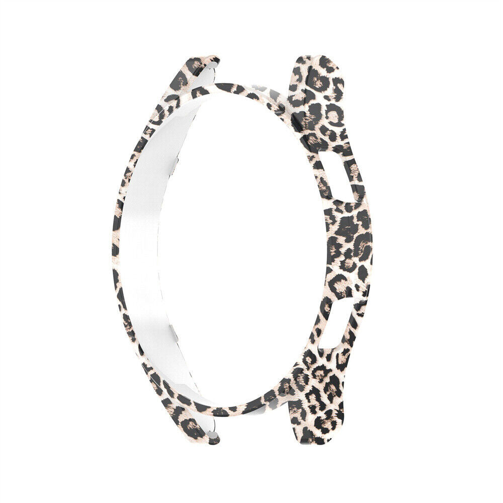 Ein offenes Uhrenarmband mit Leopardenmuster auf weißem Hintergrund, das Armband hat eine kreisförmige Form.