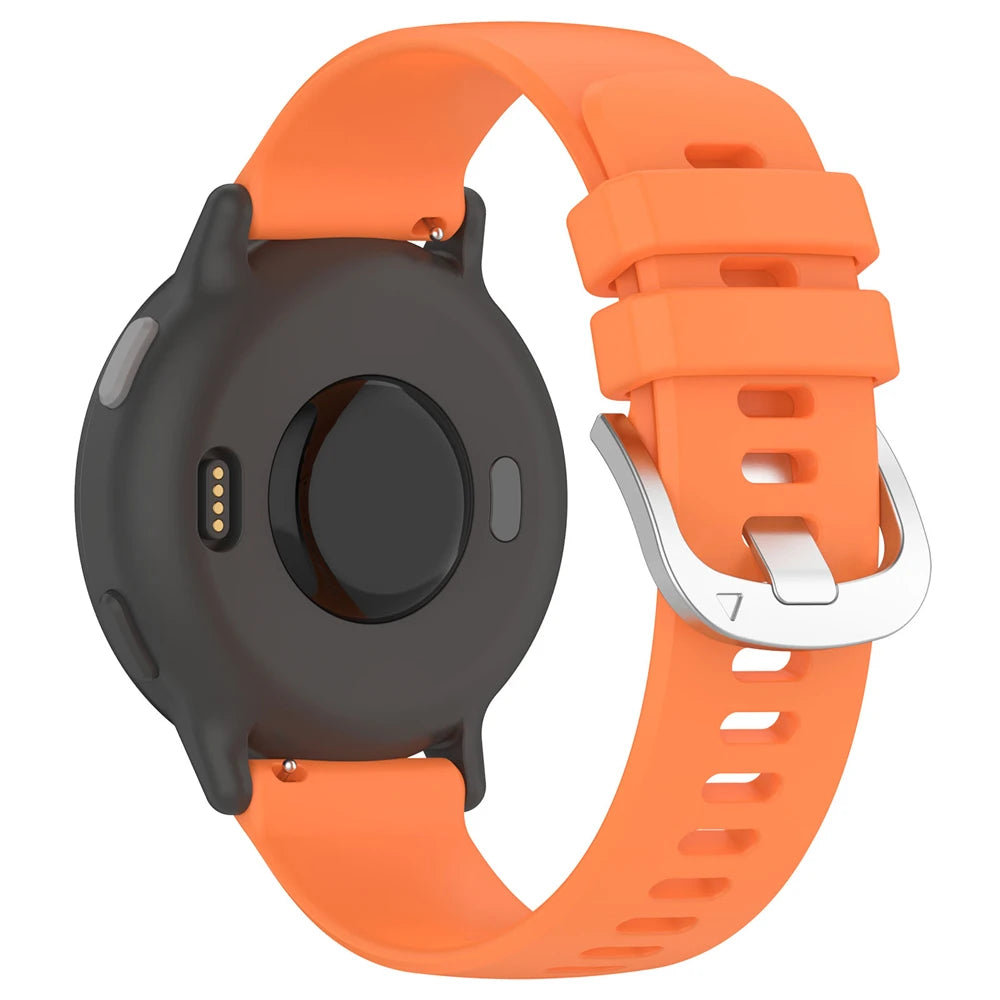 Eine schwarze Smartwatch mit orangefarbenem Armband. Das Armband ist verschnallt. Die Rückseite der Uhr ist sichtbar.
