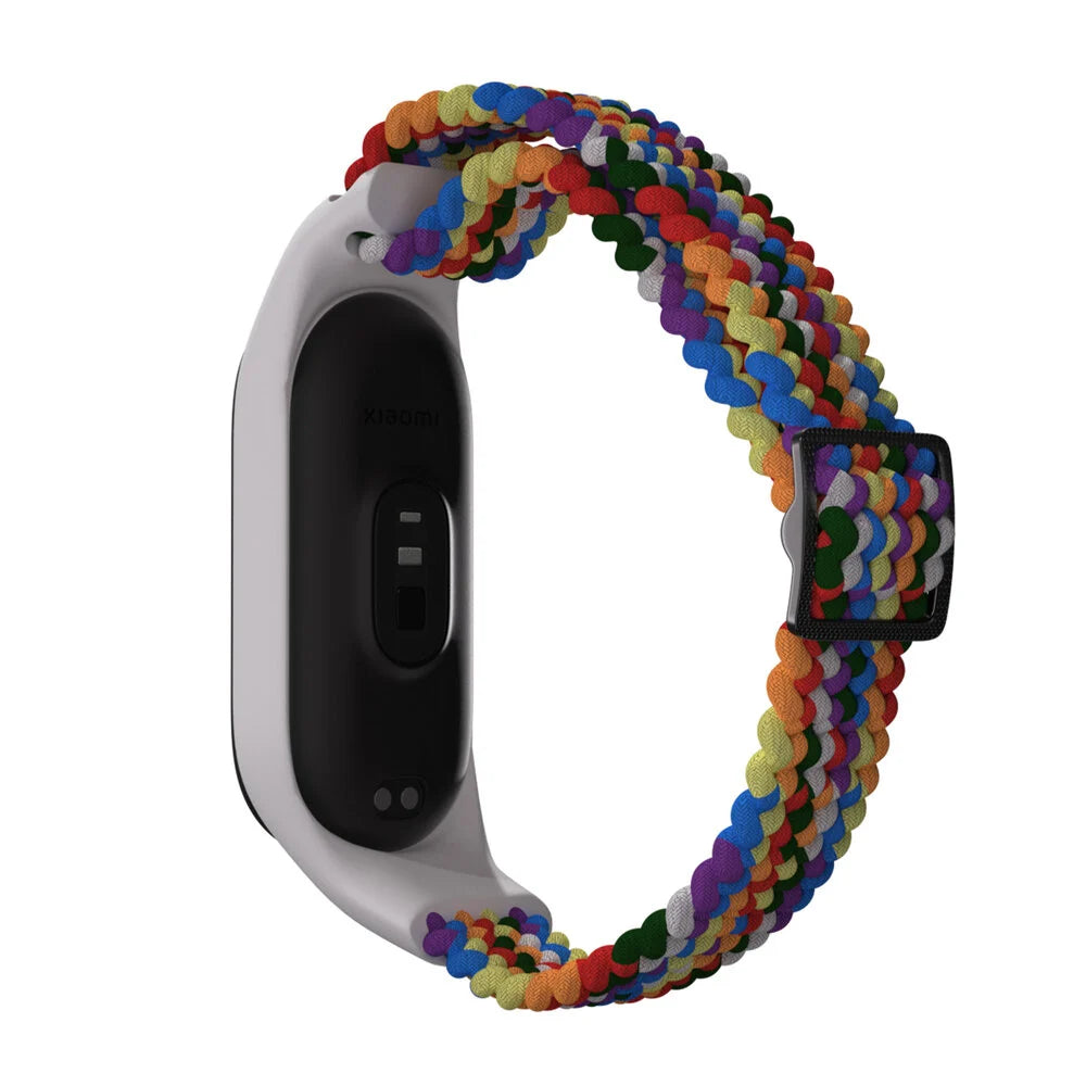 Eine Smartwatch mit weißem Rahmen und schwarzem Display. Das Armband ist ein farbenfrohes geflochtenes Muster mit schwarzem Verschluss.