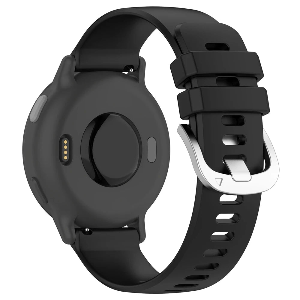 Schwarze Smartwatch mit schwarzem Armband und silberner Schnalle. Das Zifferblatt hat einen schwarzen Kreis und Ladepunkte.