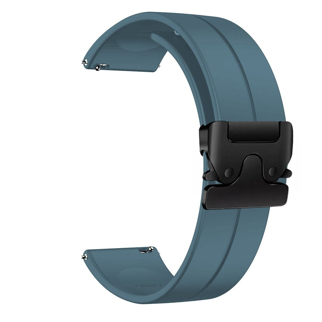 Ein tealfarbenes Uhrenarmband mit schwarzer Schnalle wird gezeigt. Das Band ist gebogen und hat zwei parallele Rillen. Die Schnalle ist zentriert.