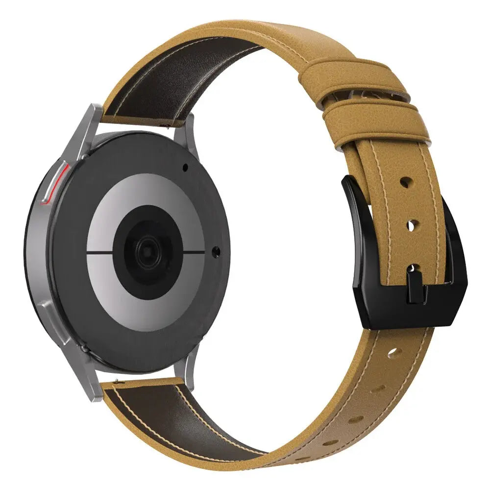 Eine Smartwatch mit braunem Lederarmband. Die Uhr hat ein schwarzes Zifferblatt und einen silbernen Rahmen. Das Armband ist verschnallt.