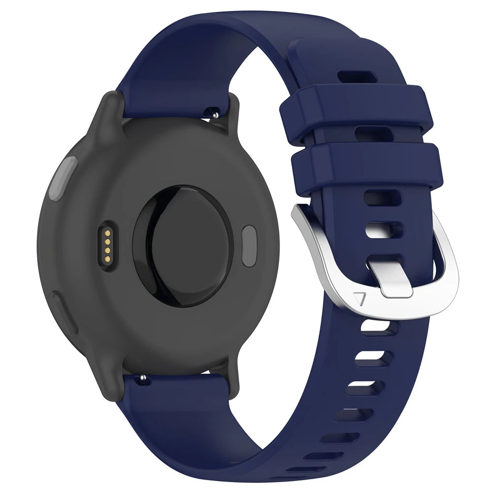 Eine schwarze Smartwatch mit blauem Armband. Die Uhr hat ein rundes Zifferblatt und eine Schnalle. Das Armband besteht aus Silikon.