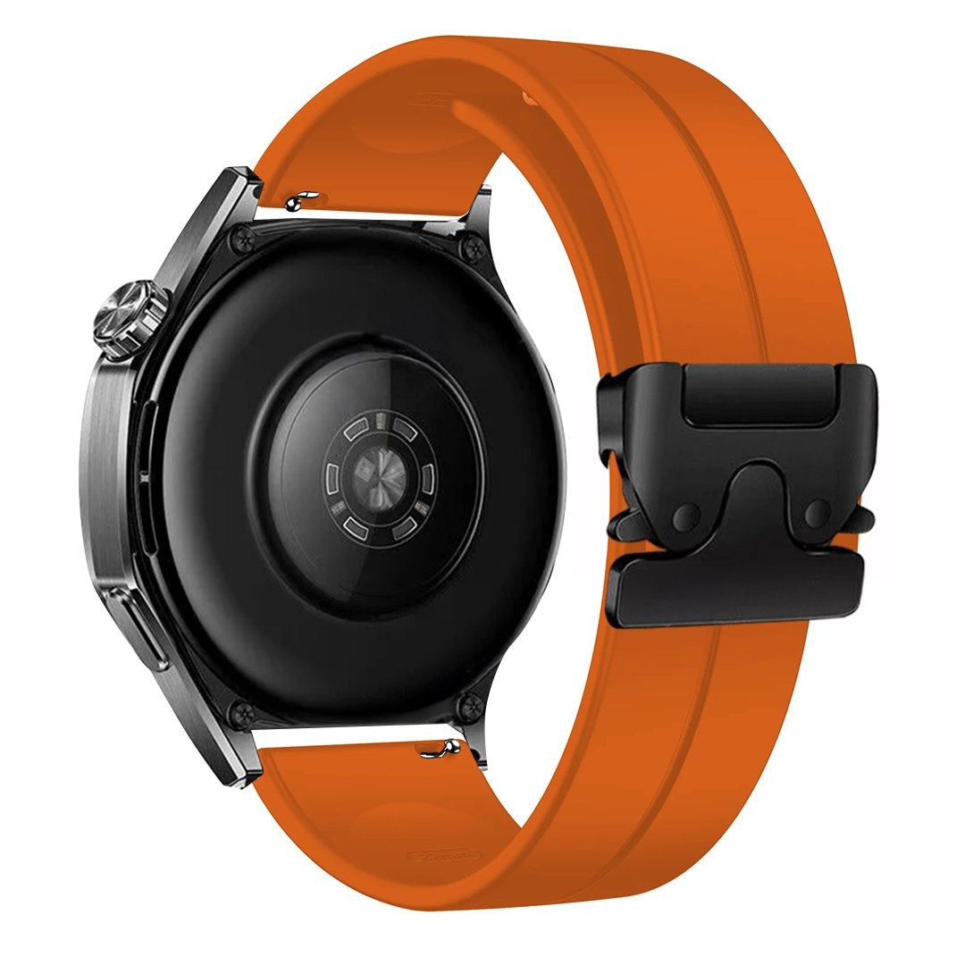 Rückansicht der Smartwatch mit orangefarbenem Armband und schwarzem Verschluss. Die Uhr ist schwarz mit silbernen Akzenten.
