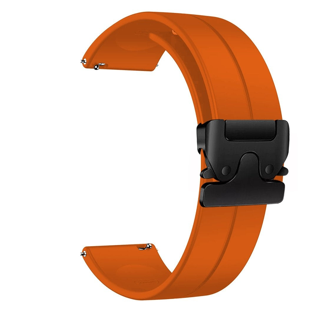 Orangenes, gebogenes Uhrenarmband mit schwarzem Verschluss. Das Armband besteht aus Gummi. Es ist vor weißem Hintergrund.