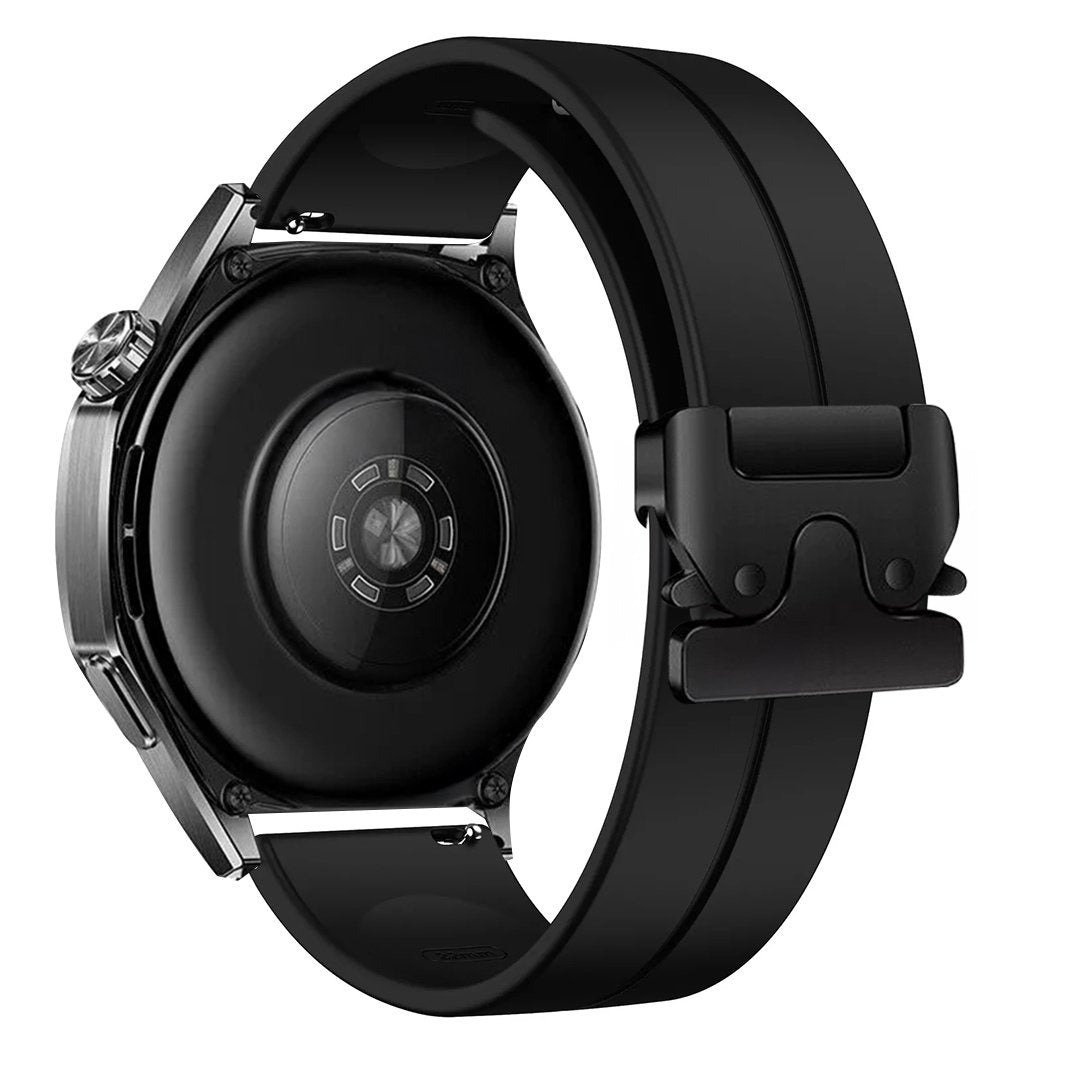 Nahaufnahme einer schwarzen Smartwatch mit schwarzem Armband und Verschluss. Die Rückseite der Uhr ist sichtbar und zeigt Sensoren und das Gehäuse.
