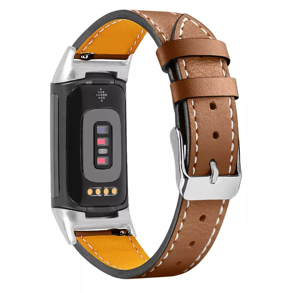 Braunes Lederarmband mit schwarzem Fitnesstracker. Gelbes Futter, silberne Schnalle, weiße Nähte. Rückseite hat Sensoren und Display.