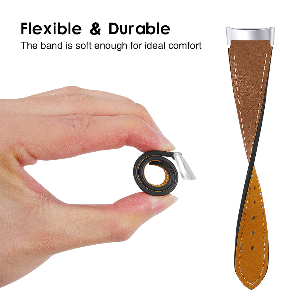 Eine Hand hält ein aufgerolltes schwarzes und braunes Uhrenarmband. Ein flexibles braunes und gelbes Armband ist daneben verdreht.