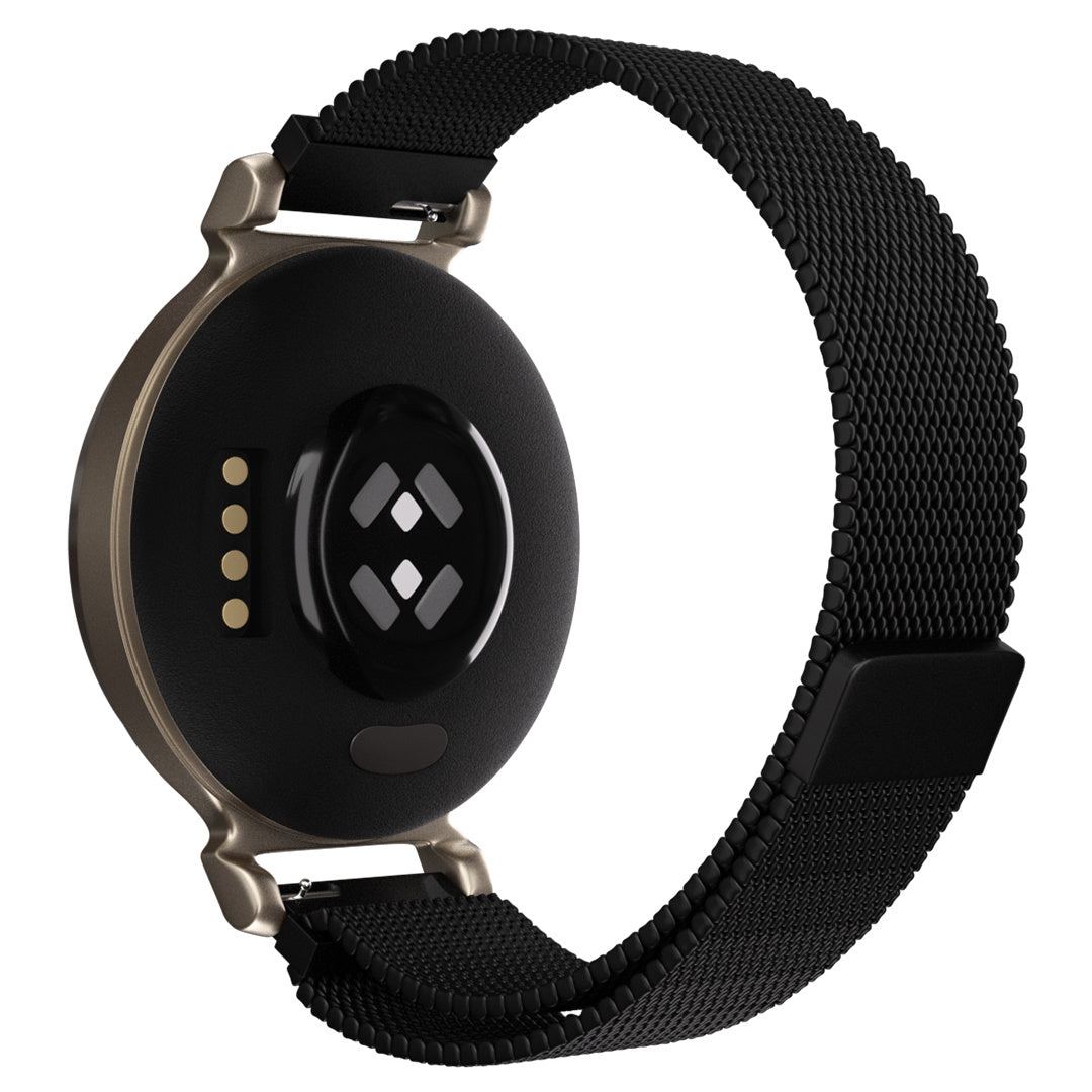 Gezeigt wird eine schwarze Smartwatch mit Mesh-Armband. Die Uhr hat eine goldene Lünette und eine schwarze Rückseite. Vier goldene Punkte sind sichtbar.