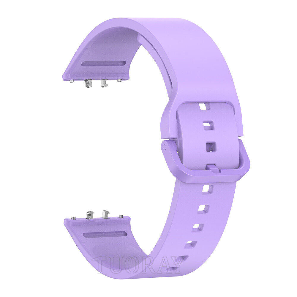Ein helllila Uhrenarmband. Das Armband hat eine Schnalle, Löcher zur Verstellung und Metallstifte zur Befestigung. Der Markenname ist sichtbar.