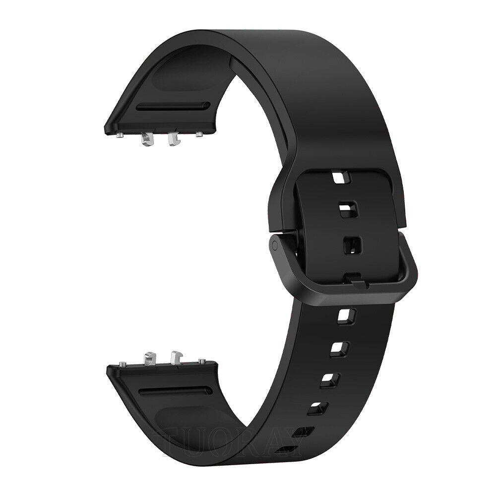 Ein schwarzes Uhrenarmband, gebogen mit Schnalle und Löchern zur Anpassung. Das Armband besteht aus flexiblem Material.