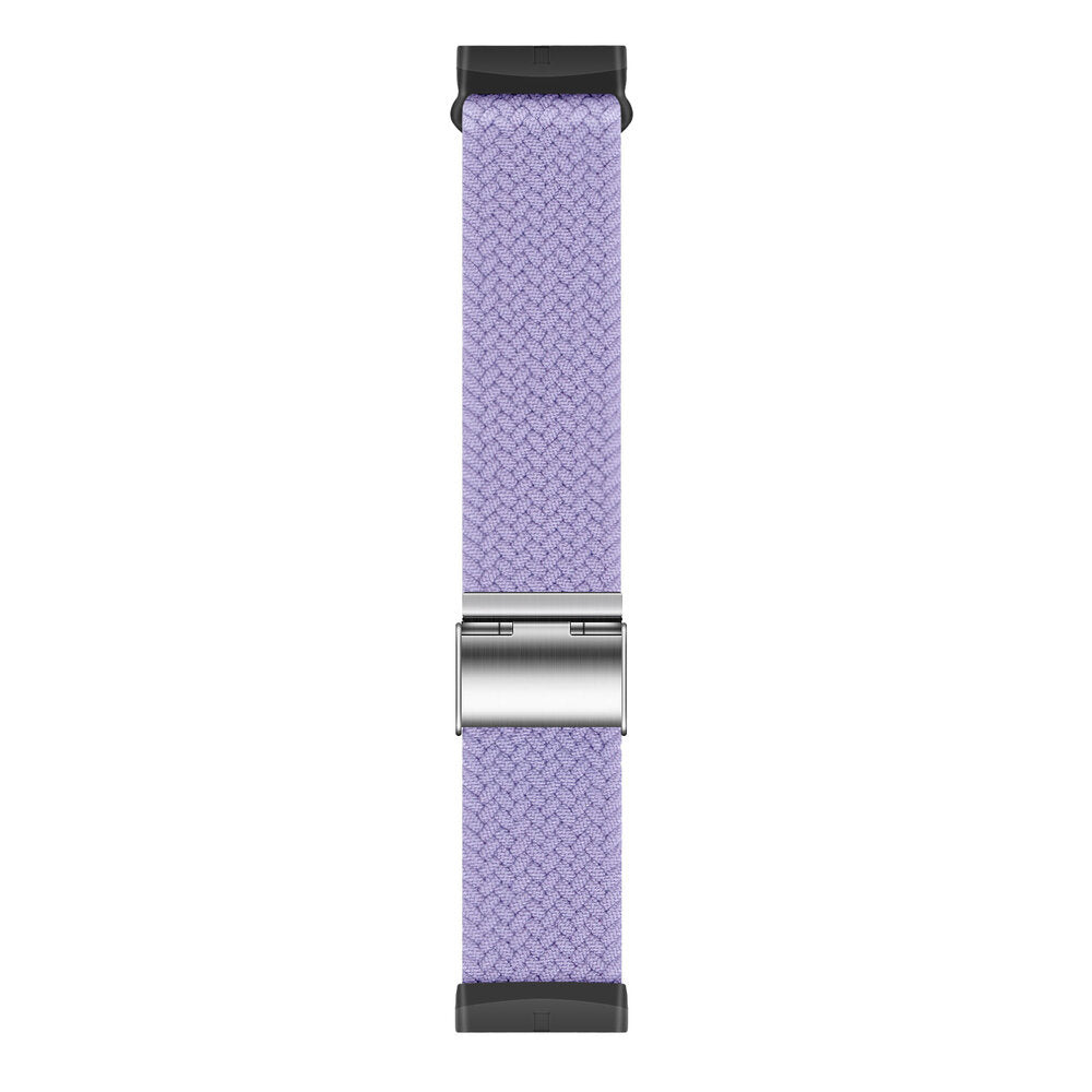 Ein lavendelfarbenes geflochtenes Uhrenarmband mit schwarzen Anschlüssen und einer silbernen Schließe, isoliert auf weißem Hintergrund.