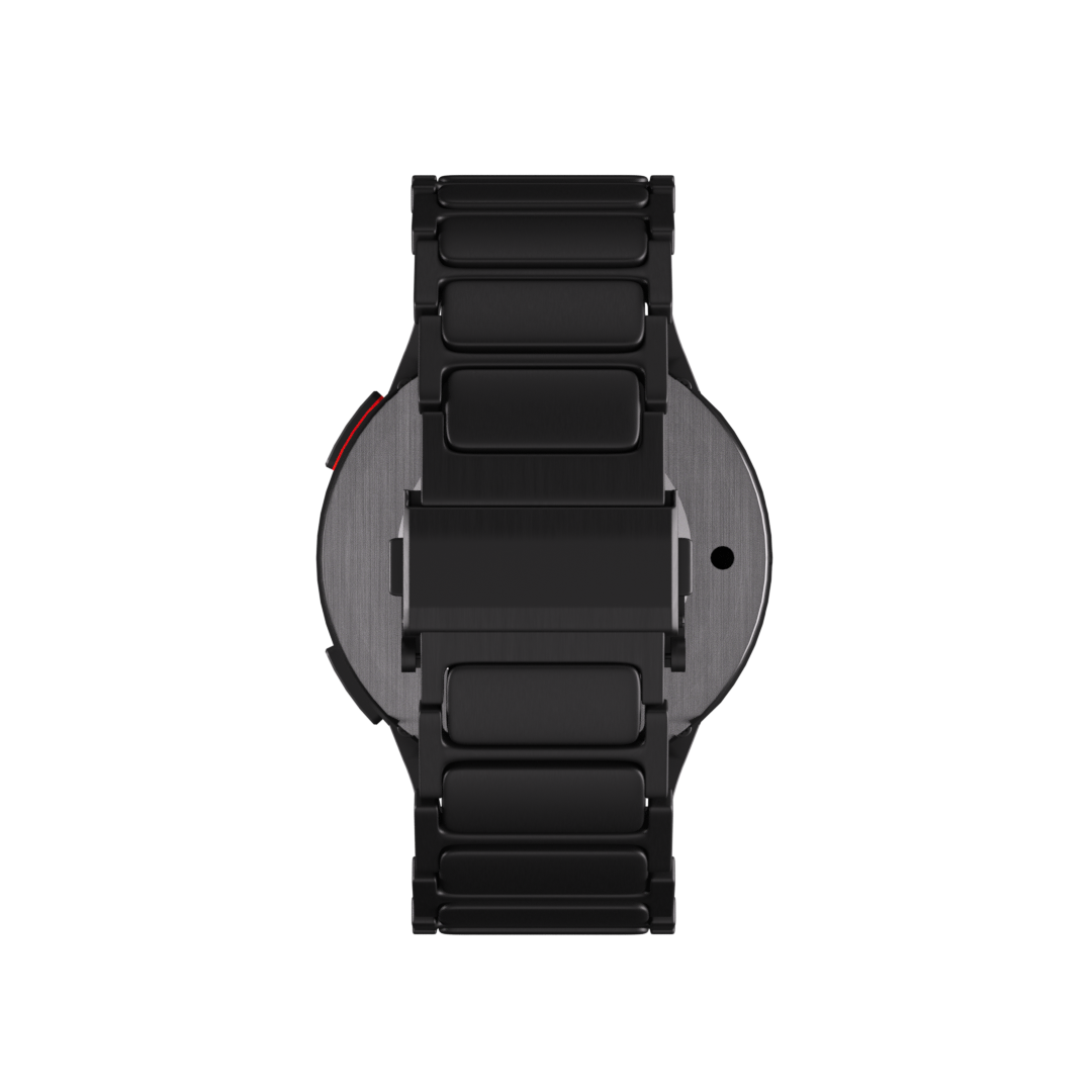 Eine schwarze Smartwatch mit Metallarmband auf schwarzem Hintergrund. Das Zifferblatt ist silberfarben mit rotem Akzent.