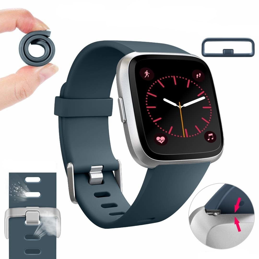 Eine Smartwatch mit tealfarbenem Armband wird gezeigt. Teile des Armbands sind abgenommen. Ausschnitte zeigen Banddetails und einen aufgerollten Teil.