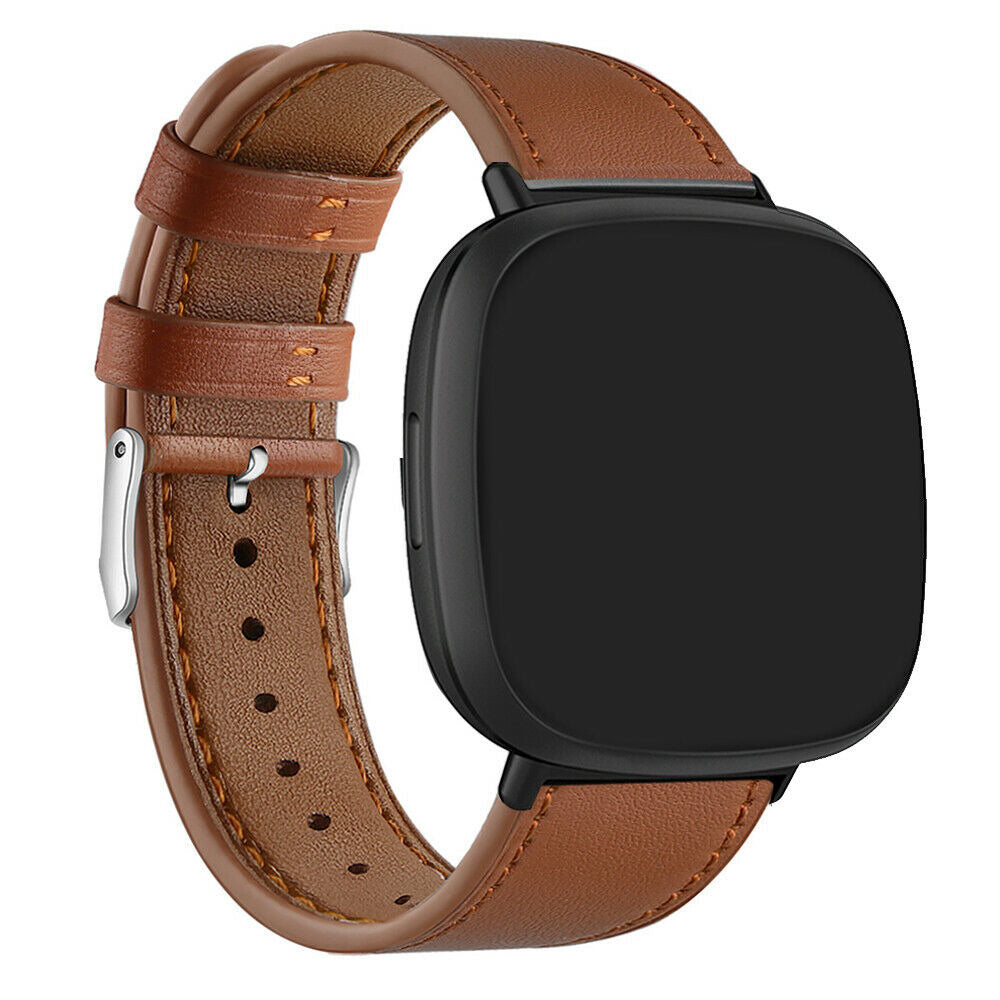 Eine schwarze Smartwatch mit braunem Lederarmband. Das Zifferblatt ist schwarz und der Riemen ist geschnallt.