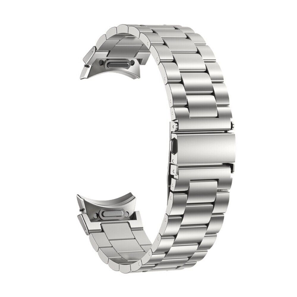 Ein silbernes Uhrenarmband, unbefestigt, vor weißem Hintergrund. Das Armband besteht aus Metallgliedern mit einem Verschluss.