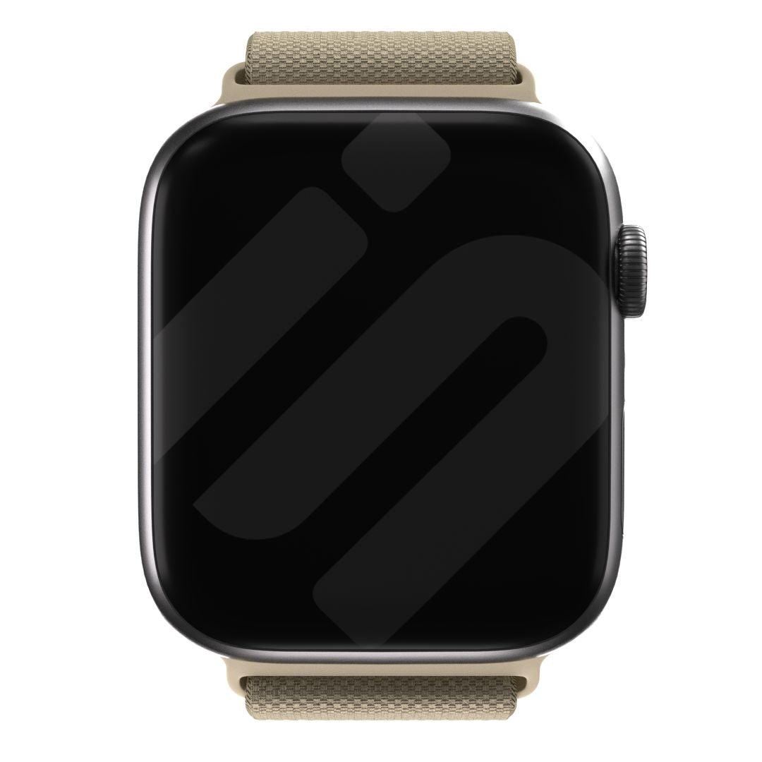 Eine silberne Smartwatch mit schwarzem Bildschirm und beigem Armband. Der Bildschirm zeigt ein dunkelgraues Logo. Das Armband besteht aus gewebtem Material.