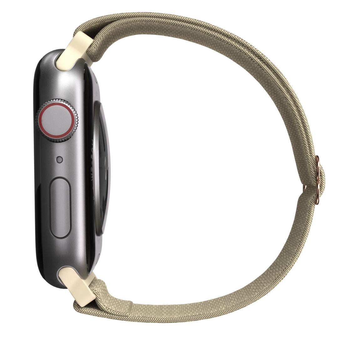 Seitenansicht einer silbernen Smartwatch mit beigem Armband. Das Zifferblatt ist schwarz und das Armband ist mit dem Gehäuse verbunden.
