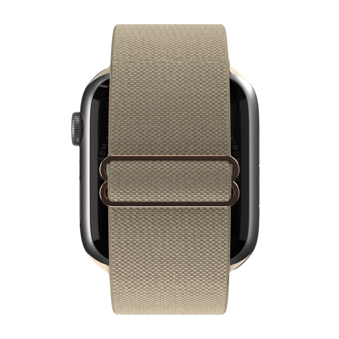 Eine Apple Watch mit einem beigefarbenen Stoffband. Das Zifferblatt ist schwarz, und das Band verläuft durch eine bronzefarbene Schnalle.