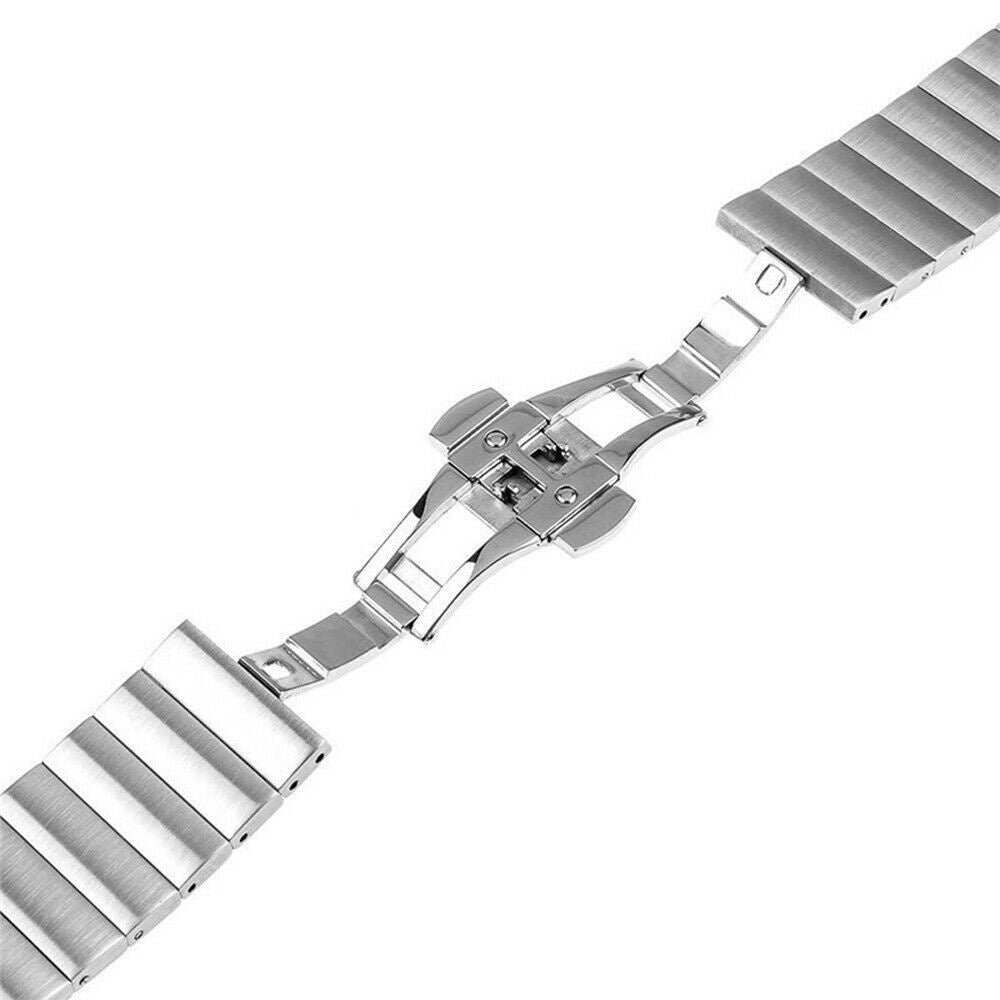 Ein silbernes Uhrenarmband wird vor einem weißen Hintergrund gezeigt. Das Band besteht aus Metallgliedern und hat einen Verschluss in der Mitte.