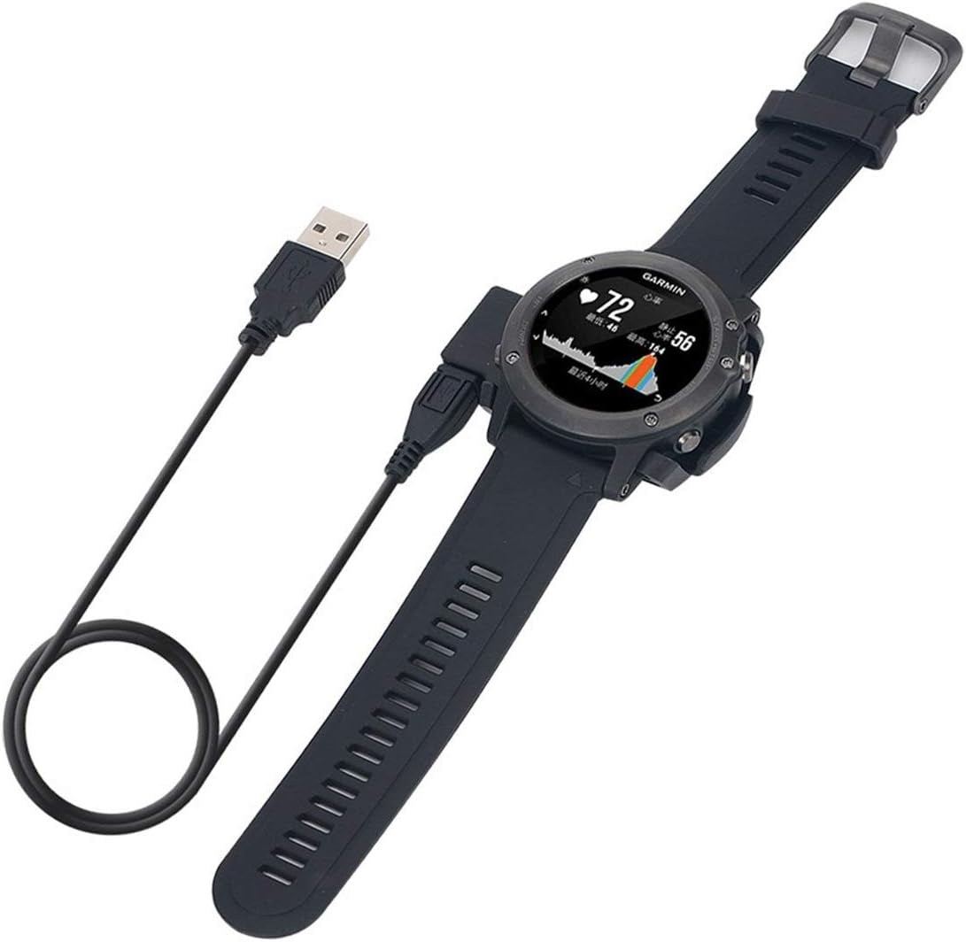 Schwarze Garmin-Smartwatch mit Ladekabel. Die Uhr zeigt Herzfrequenz und andere Daten an. USB-Anschluss links sichtbar.