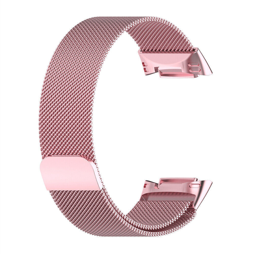 Ein roségoldenes Metall-Uhrenarmband in C-Form mit Mesh-Design. Das Band hat an beiden Enden Verschlüsse vor weißem Hintergrund.