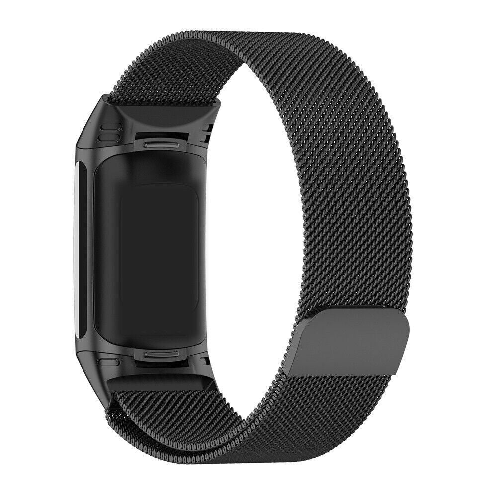 Ein schwarzes Smartwatch-Armband mit Mesh-Design. Das Band verläuft in einer Schleife und zeigt den Verschluss und das Uhrengehäuse vor weißem Hintergrund.