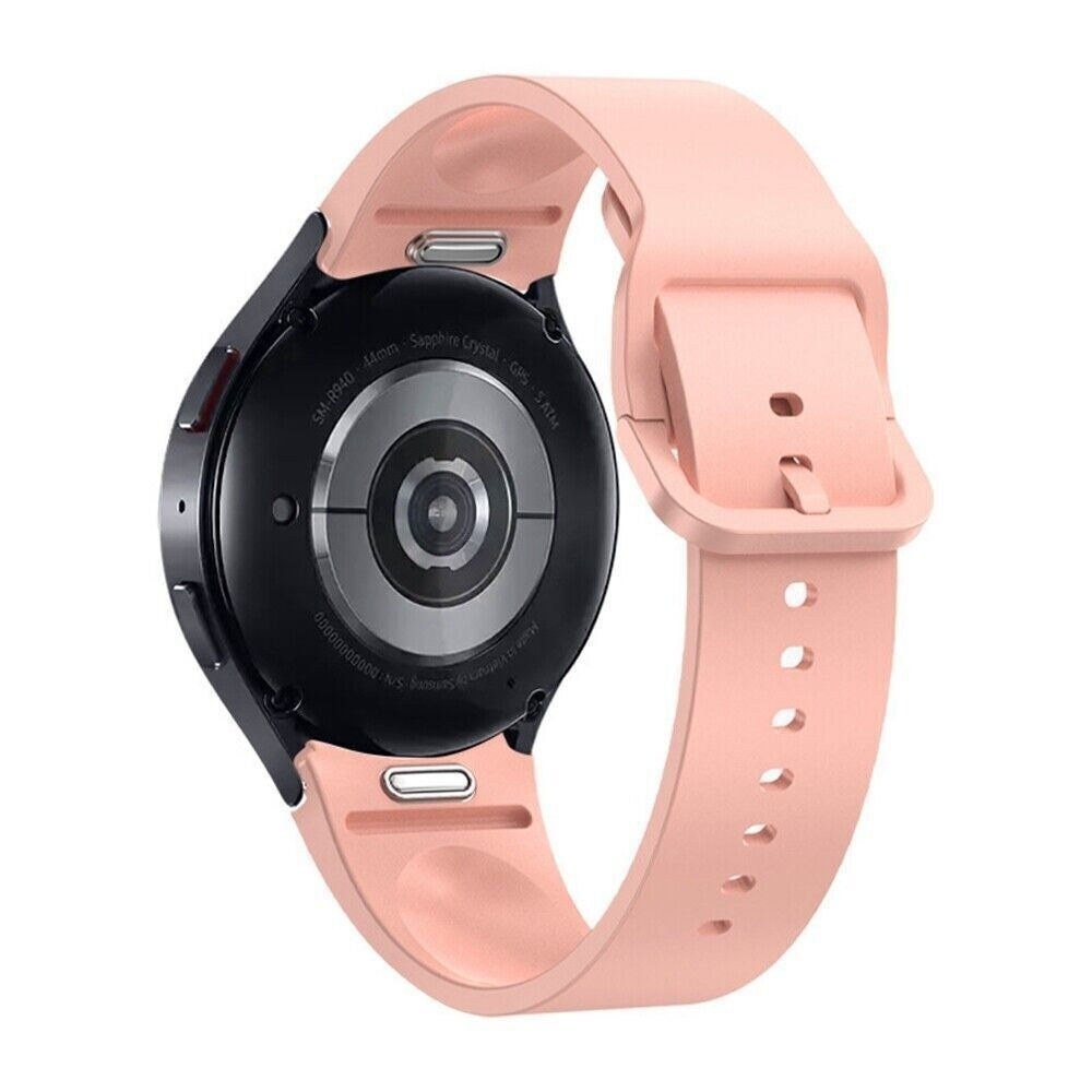 Eine rosa Smartwatch mit schwarzem Zifferblatt. Das Armband ist rosa und verschnallt. Auf der Rückseite der Uhr steht Text.