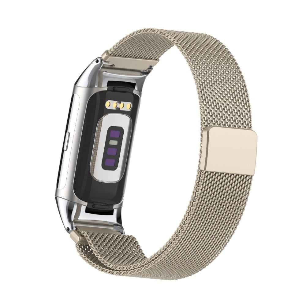 Ein silberner Fitness-Tracker mit einem beigefarbenen Mesh-Armband. Der Bildschirm des Trackers zeigt lila und weiße Anzeigen.