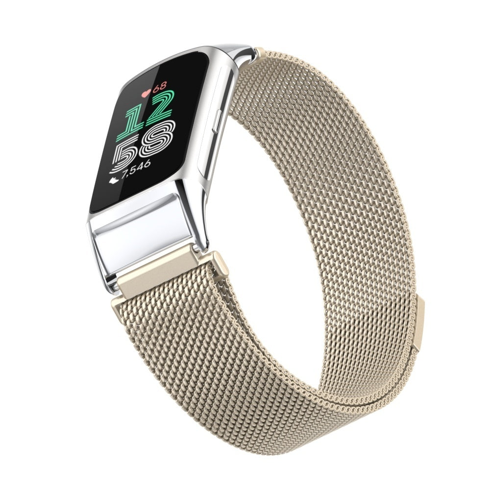 Silberne Smartwatch mit beigefarbenem Mesh-Armband zeigt Zeit und Herzfrequenz an. Die Uhr ist auf weißem Hintergrund isoliert.