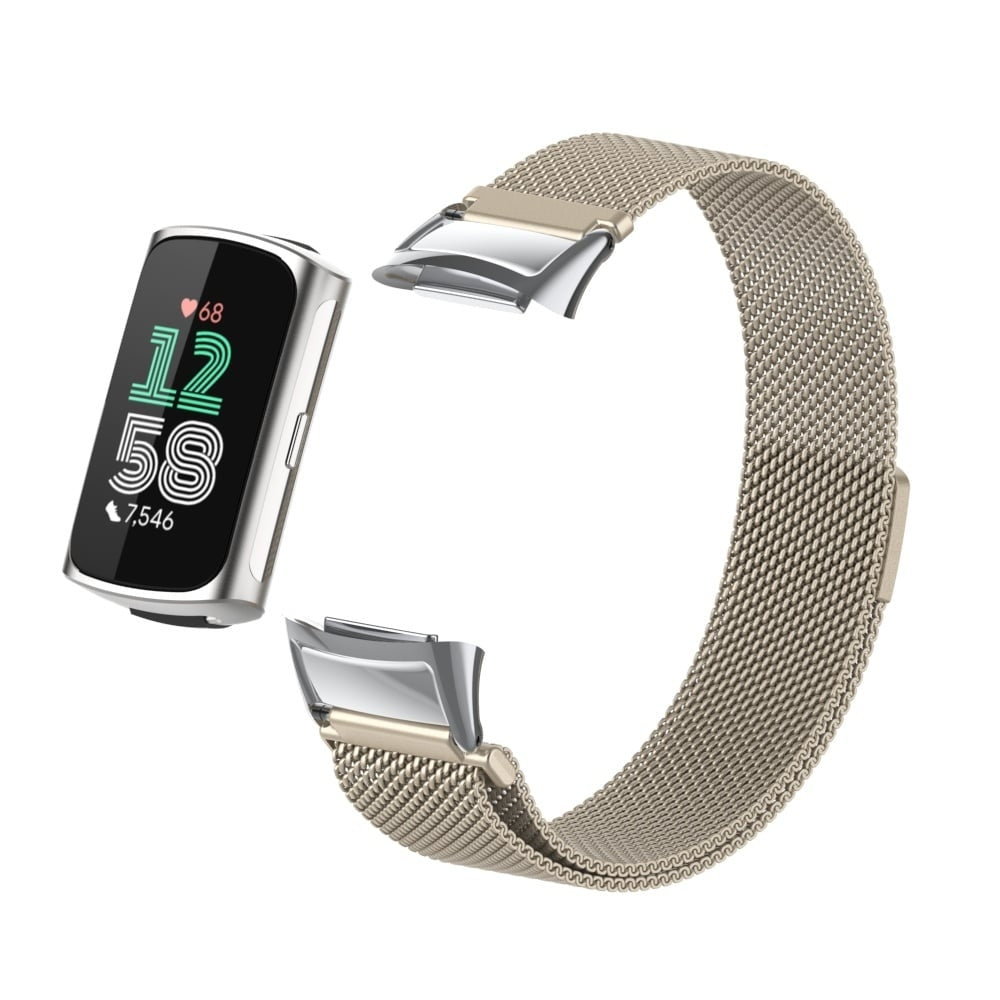 Ein silberner Fitnesstracker mit schwarzem Bildschirm, der Zeit und Daten anzeigt. Er ist von einem hellbraunen Mesh-Band mit Metallverschlüssen getrennt, alles auf weißem Hintergrund.