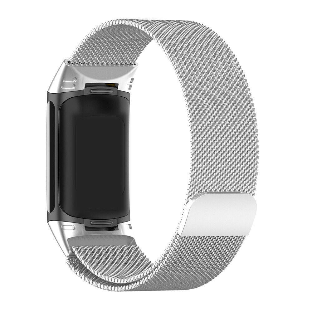 Eine silberne Smartwatch mit schwarzem Bildschirm und Mesh-Armband wird vor weißem Hintergrund angezeigt.