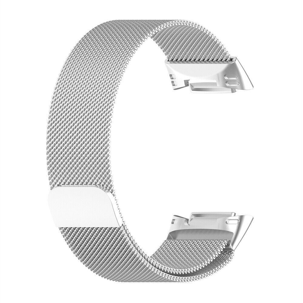Ein silbernes Mesh-Uhrenarmband in C-Form. Das Band hat an beiden Enden Verschlüsse und einen Magnetverschluss. Der Hintergrund ist weiß.
