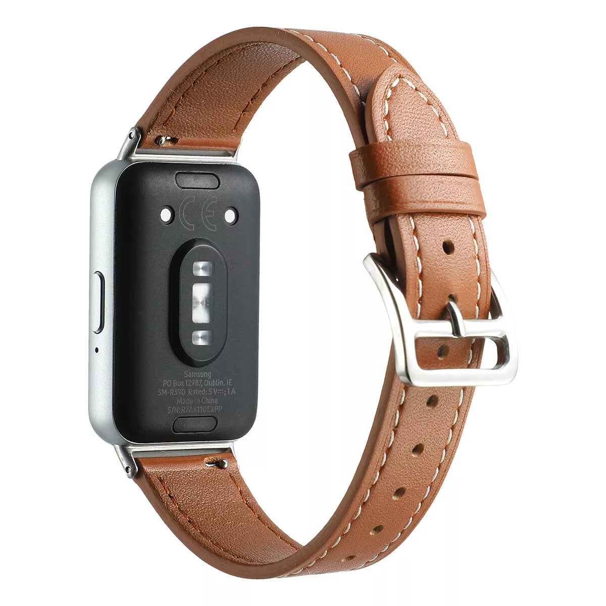 Eine Smartwatch mit braunem Lederarmband. Die Uhr ist silber und schwarz. Der Riemen ist mit weißem Faden genäht.