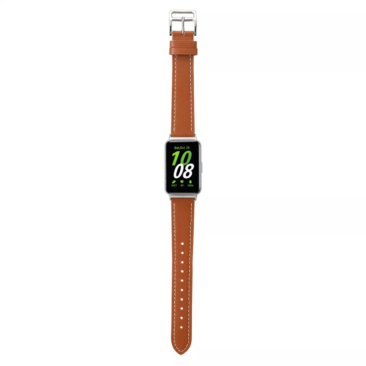 Eine braune Leder-Smartwatch mit rechteckigem Bildschirm, der Zeit und Datum anzeigt, an einem braunen Lederarmband mit weißen Nähten befestigt.